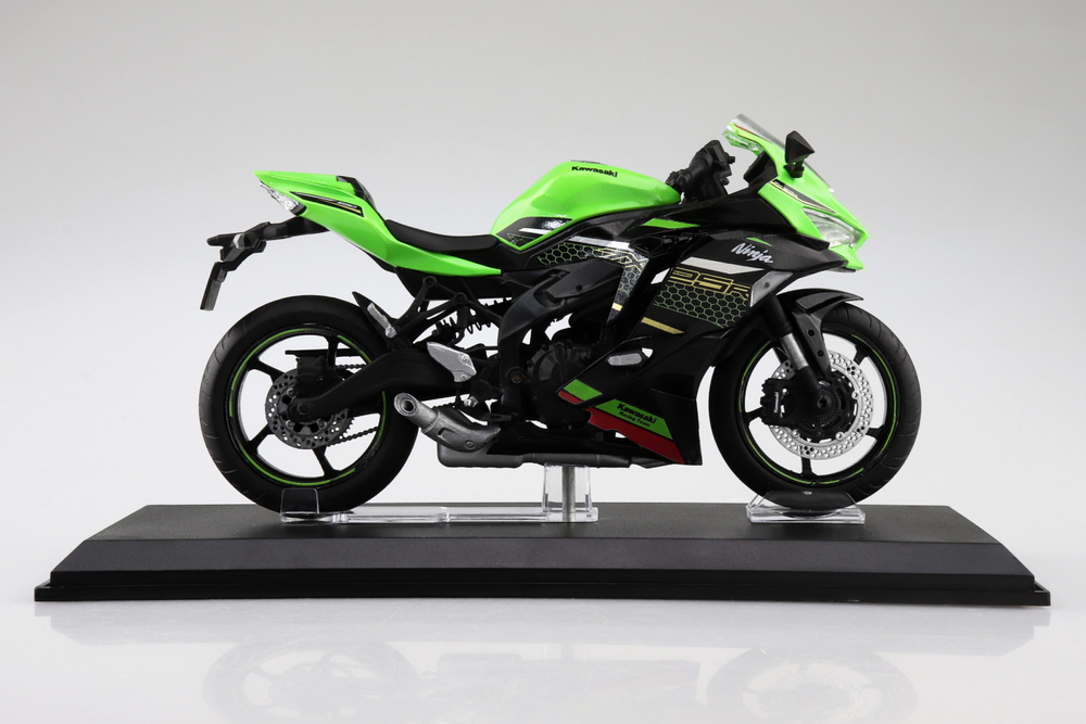 KAWASAKI Ninja ZX-25R (ライムグリーン×エボニー) - AOSHIMA 