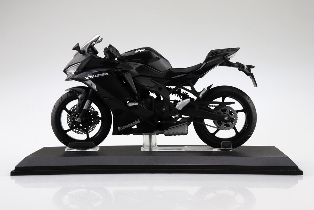 KAWASAKI Ninja ZX-25R (メタリックスパークブラック) - AOSHIMA SCALE