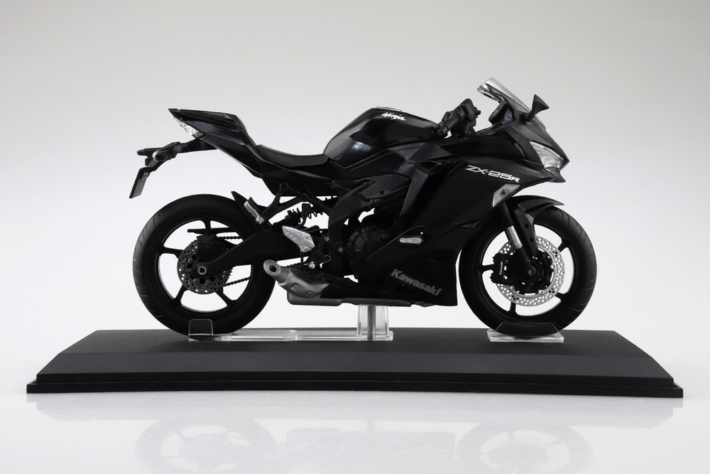 KAWASAKI Ninja ZX-25R (メタリックスパークブラック) - AOSHIMA SCALE 